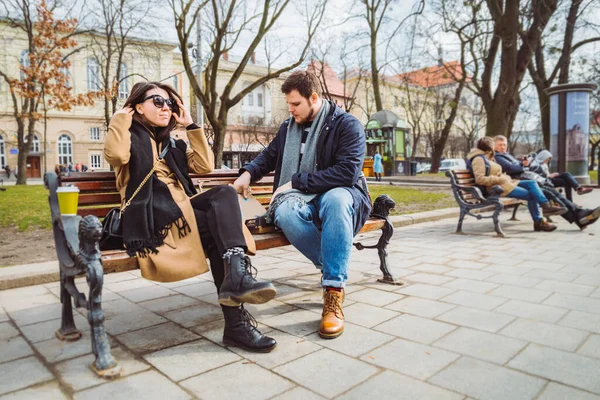 Pareja Adultos Jóvenes Comiendo Comida Rápida Banco Del Parque Ciudad — Foto de Stock