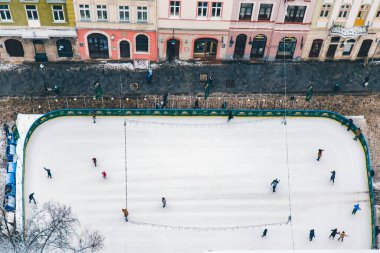 Lviv, Ukrayna - 21 Ocak 2018: lviv şehrinin pazar meydanındaki kayak pisti manzarası. Noel seyahati
