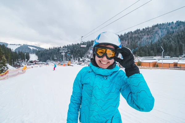 Retrato Jovem Mulher Sorridente Equipamento Esqui Actividade Desportiva Inverno Divertindo — Fotografia de Stock