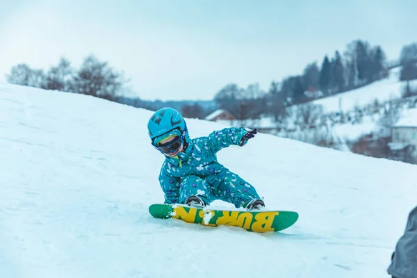 Lwów Ukraina Stycznia 2019 Mała Dziewczynka Ucząca Się Snowboardu Upadek — Zdjęcie stockowe