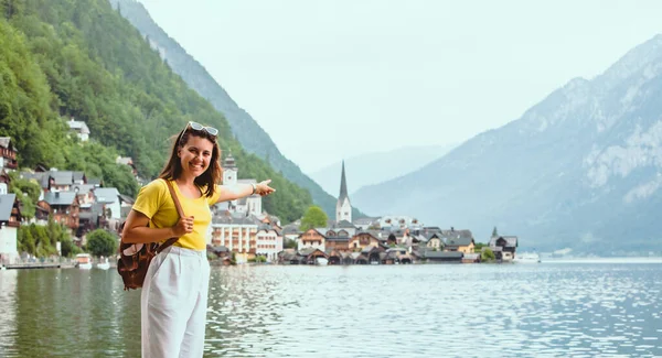 Mulher Praia Olhando Para Hallstatt Espaço Cópia Cidade Apontando Para — Fotografia de Stock