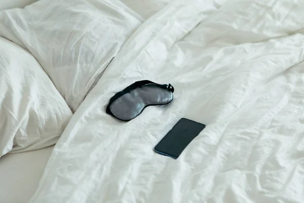 Спальна Маска Телефоном Ліжку Білими Простирадлами Сонячна Ранкова Спальня — стокове фото