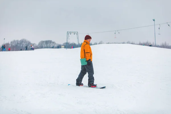 Człowiek Snowboardzie Wzgórzu Czas Sportów Zimowych — Zdjęcie stockowe