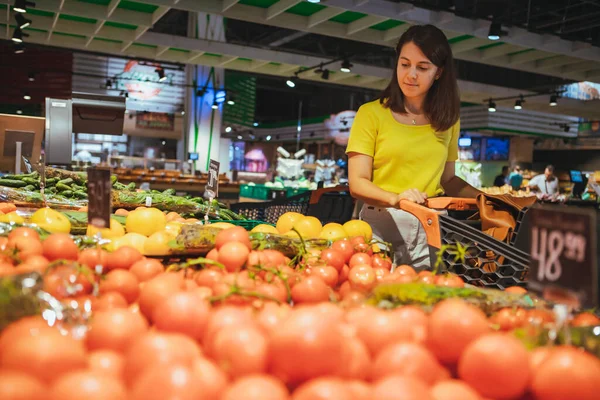 Mujer Elegir Verduras Tienda Estante Supermercado Concepto Compras — Foto de Stock