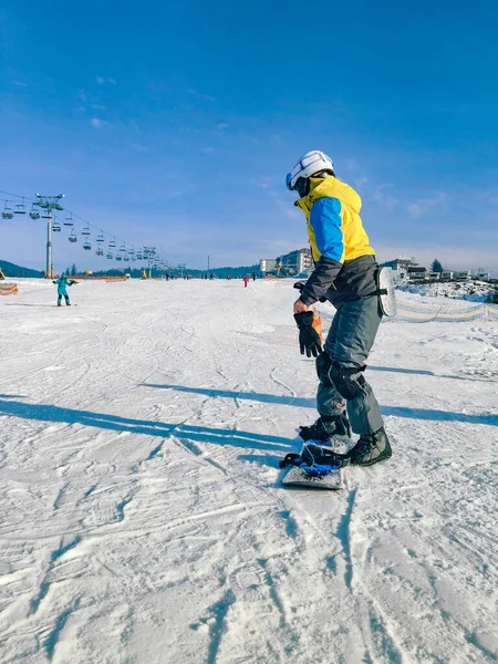 Mujer Montando Snowboard Pie Fija Las Actividades Invierno Monte Espacio — Foto de Stock