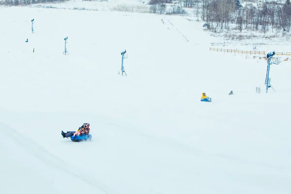 Rutschen Durch Verschneiten Hügel Auf Aufblasbaren Schläuchen Winterspaß Geschwindigkeitsmessung — Stockfoto