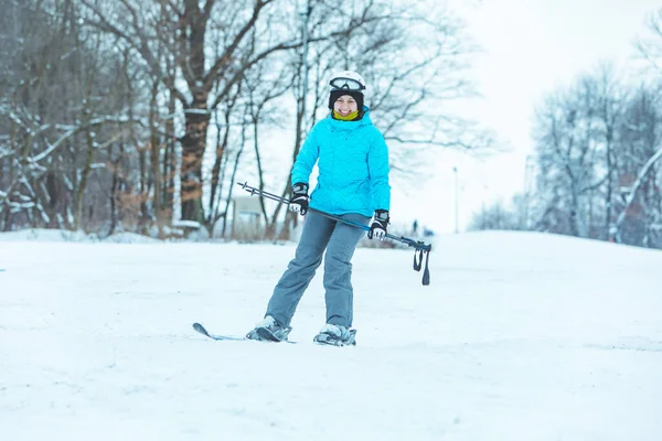 Молодая Взрослая Улыбающаяся Женщина Катается Лыжах Вниз Холму Зима — стоковое фото