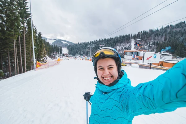Jovem Mulher Bonita Fazendo Selfie Enquanto Esquiava Esporte Atividade Inverno — Fotografia de Stock