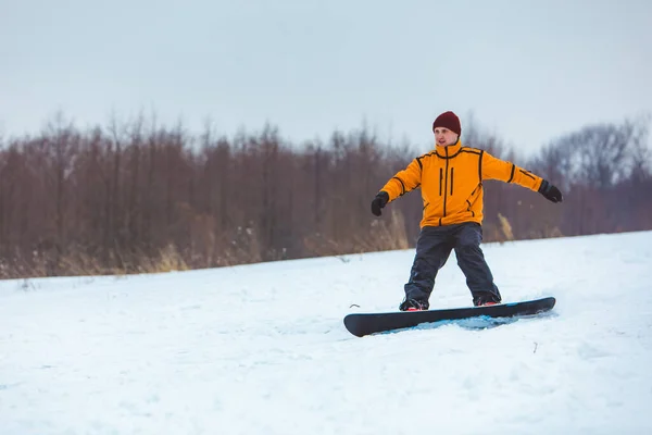 Άνθρωπος Snowboarding Κάτω Από Λόφο Χειμερινό Άθλημα — Φωτογραφία Αρχείου