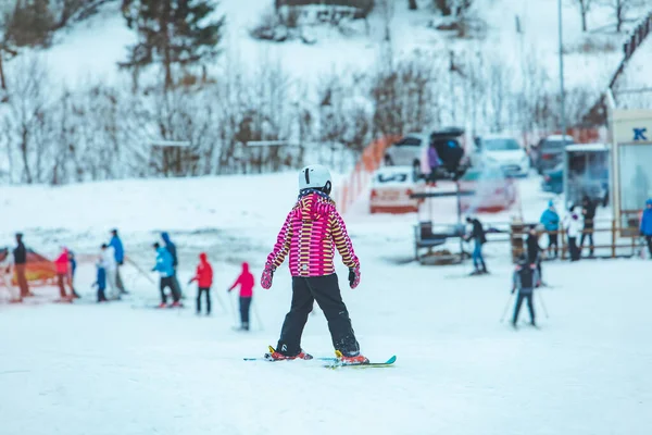 Lviv Ukraine Januari 2019 Kleine Jongen Skiën Bergafwaarts Winteractiviteit — Stockfoto