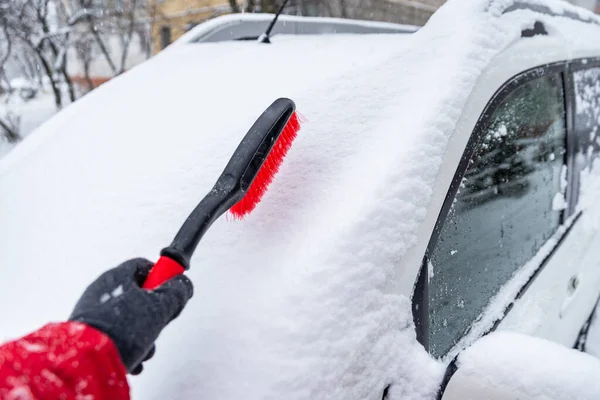 Efter Snöstorm Bil Täckt Med Snö Rengöring Koncept — Stockfoto