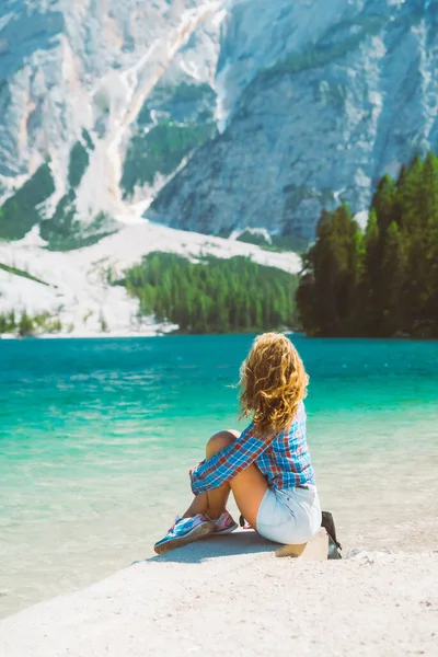 Frau Sitzt Strand Des Bergsees Sommer Saison Malerische Landschaft Blick — Stockfoto