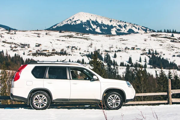 Viaje Coche Suv Montañas Invierno Viaje Por Carretera Aventura — Foto de Stock