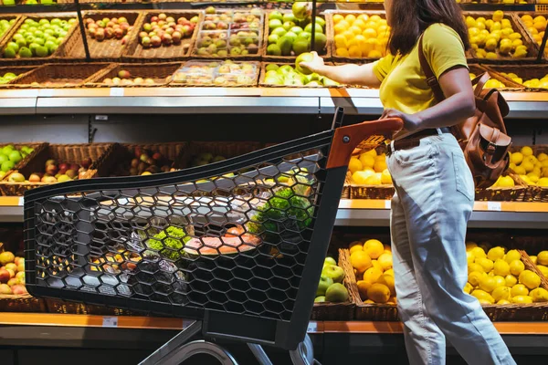 Frau Auf Lebensmittelmarkt Mit Einkaufswagen Supermarkt — Stockfoto