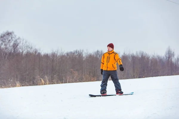 Snowboard Hombre Abajo Por Colina Tiempo Invierno Deporte — Foto de Stock