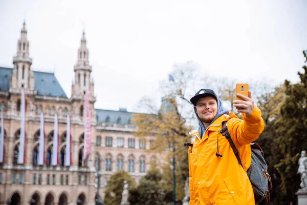 Touristenreisender Mann Macht Selfie Telefon Wiener Rathaus Auf Hintergrund Frühling — Stockfoto