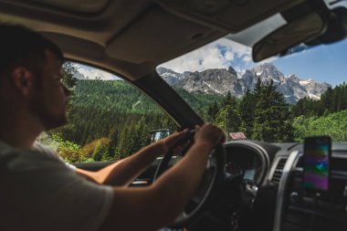 dağlara bakan araba kullanan adam. yol gezisi