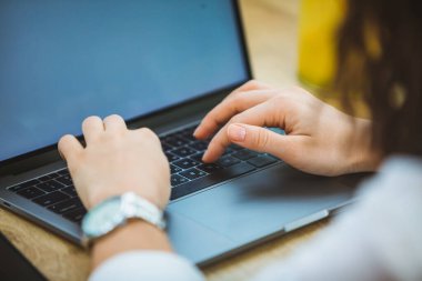 Kafe White Screen Freelancer konsepti fotokopi alanı üzerinde çalışan kadın