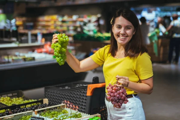 女人买葡萄在商店杂货店购物概念 — 图库照片