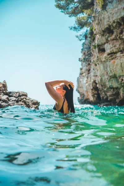 Açık Mavi Deniz Suyunda Siyah Mayo Giyen Genç Seksi Bir — Stok fotoğraf