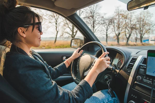Vrouw Handen Stuurwiel Navigatie Telefoon Auto Dashboard Herfst Seizoen — Stockfoto