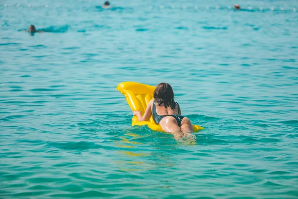 Žena Žlutou Nafukovací Matrací Plavání Moři Letní Dovolená Pohled Zezadu — Stock fotografie