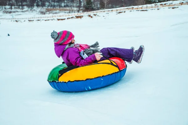 Lviv Ukraine Januari 2019 Winteractiviteiten Bergaf Rijden Sneeuw Slangen Duwen — Stockfoto