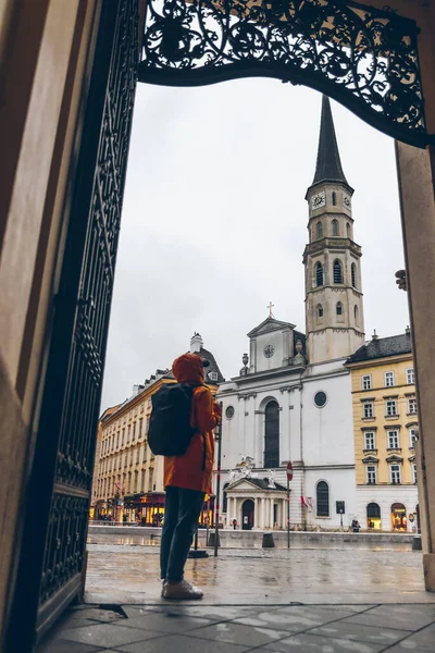 Turista Sárga Esőkabátban Hátizsákkal Nézi Szent Mihály Templom Bécs Ausztria — Stock Fotó