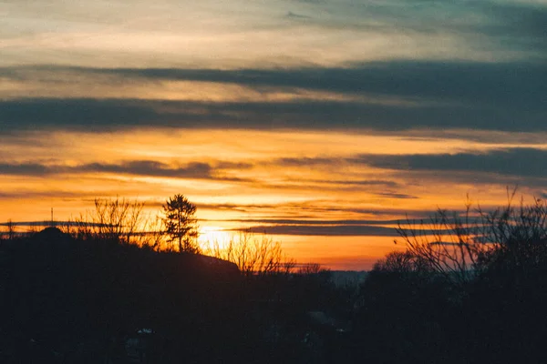 Sonnenuntergang Über Dem Verschneiten Winterfeld Kopierraum — Stockfoto