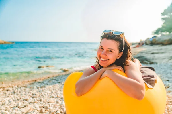 Жінка Засмагає Морському Пляжі Лежачи Жовтому Дивані Копіювання Простору — стокове фото