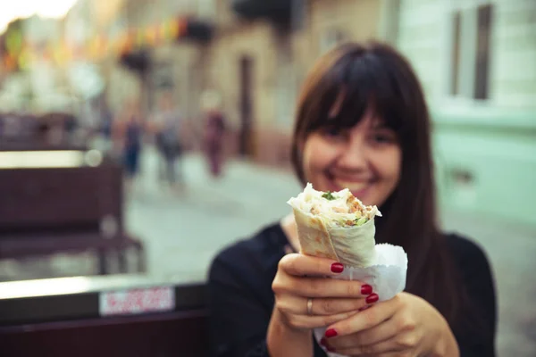 Junge Lächelnde Frau Isst Fast Food Freien Urbanen Rush Lifestyle — Stockfoto