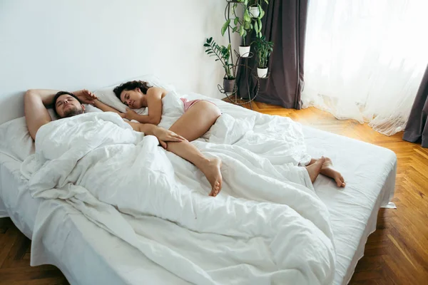 Couple Sleeping Bed White Sheets Copy Space — Stock Photo, Image