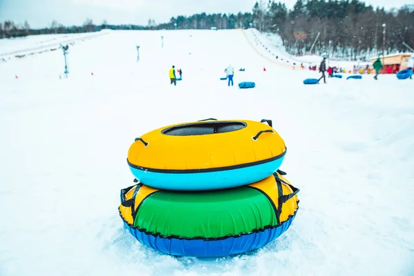 Anéis Tubos Neve Perto Colina Fundo Inverno Lazer Familiar — Fotografia de Stock