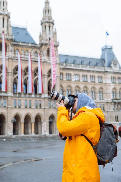 Mann Mit Professioneller Kamera Und Großem Objektiv Fotografiert Die Architektur — Stockfoto