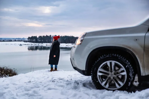 Fiatal Felnőtt Téli Ruhák Piros Kalap Bubo Áll Közel Suv — Stock Fotó