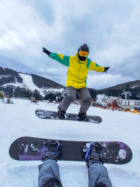 Pareja Sentada Colina Nevada Con Snowboard Actividades Invierno Persona Vista —  Fotos de Stock