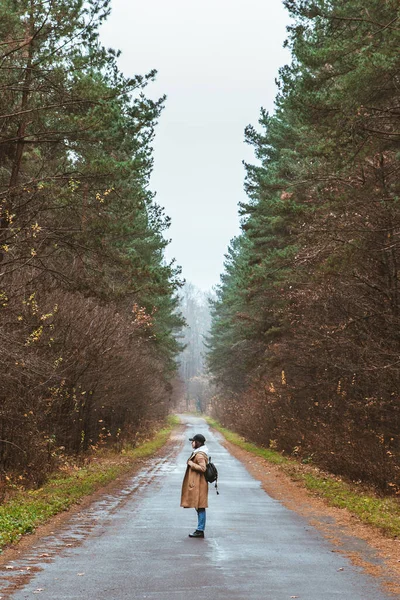 Femme Marche Par Vide Automne Route Temps Pluvieux — Photo