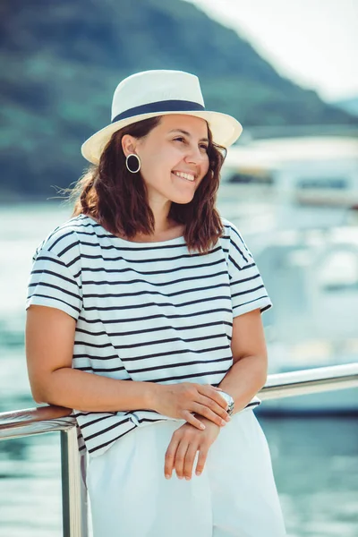 Retrato Mulher Moda Chapéu Fedora Branco — Fotografia de Stock