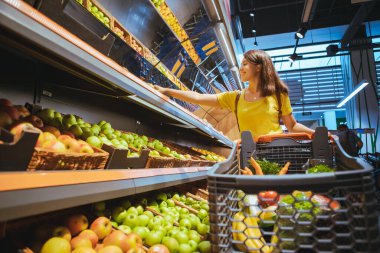 süpermarket mağaza raf alışveriş konsepti elma alarak kadın