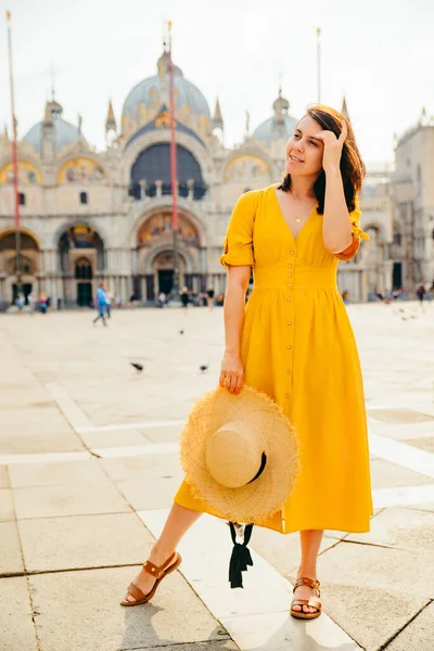 Atemberaubende Frau Gelbem Kleid Beim Spaziergang Durch Den Stadtplatz Basilika — Stockfoto