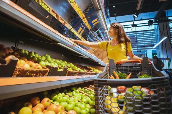 Mulher Tomando Maçãs Supermercado Loja Prateleira Conceito Compras — Fotografia de Stock