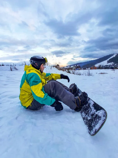 Homme Avec Snowboard Assis Des Activités Sportives Montagne Enneigées — Photo