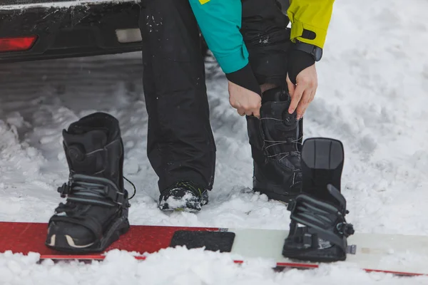 Homem Mudando Botas Regulares Para Snowboard Lugar Estacionamento Perto Carro — Fotografia de Stock