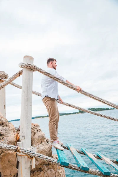 Homem Que Anda Pela Ponte Suspensão Turística Que Cruza Baía — Fotografia de Stock