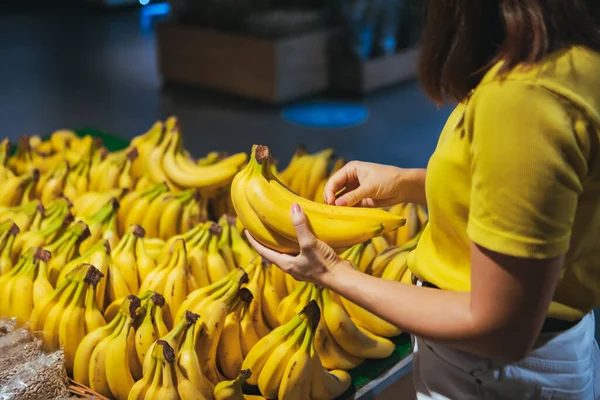 Mulher Levando Bananas Amarelas Prateleira Loja Conceito Compras Supermercado — Fotografia de Stock