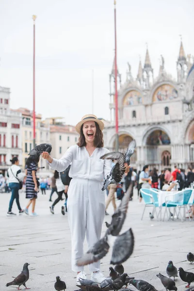 Femme Vêtements Blancs Avec Chapeau Paille Amuser Avec Des Pigeons — Photo