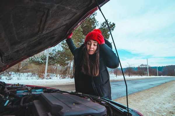 Женщина Смотрит Автомобиль Двигатель Дорожной Помощи Концепции Зимний Сезон — стоковое фото