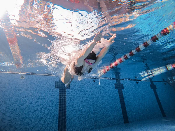 公共のプールでジャンプする女性スポーツ活動コピースペース水中ビュー — ストック写真