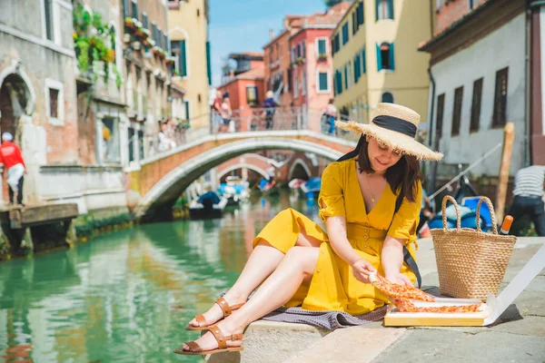 Mulher Sentada Lagoa Com Vista Para Canal Veneza Comer Espaço — Fotografia de Stock