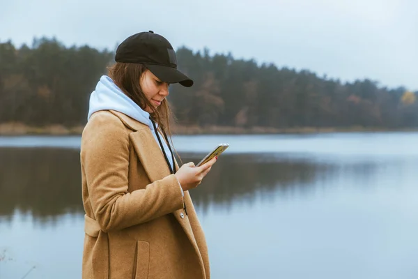 Őszi Ruhás Áll Szélén Nézi Köd Másolás Helye — Stock Fotó